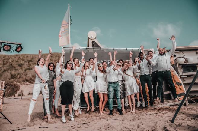 Sarawak Nederland team foto op strand